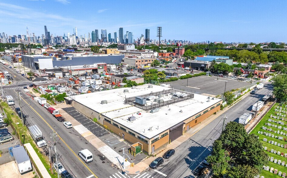 48-23 55th Ave, Maspeth, NY à vendre - Photo de l’immeuble – Image 3 sur 11