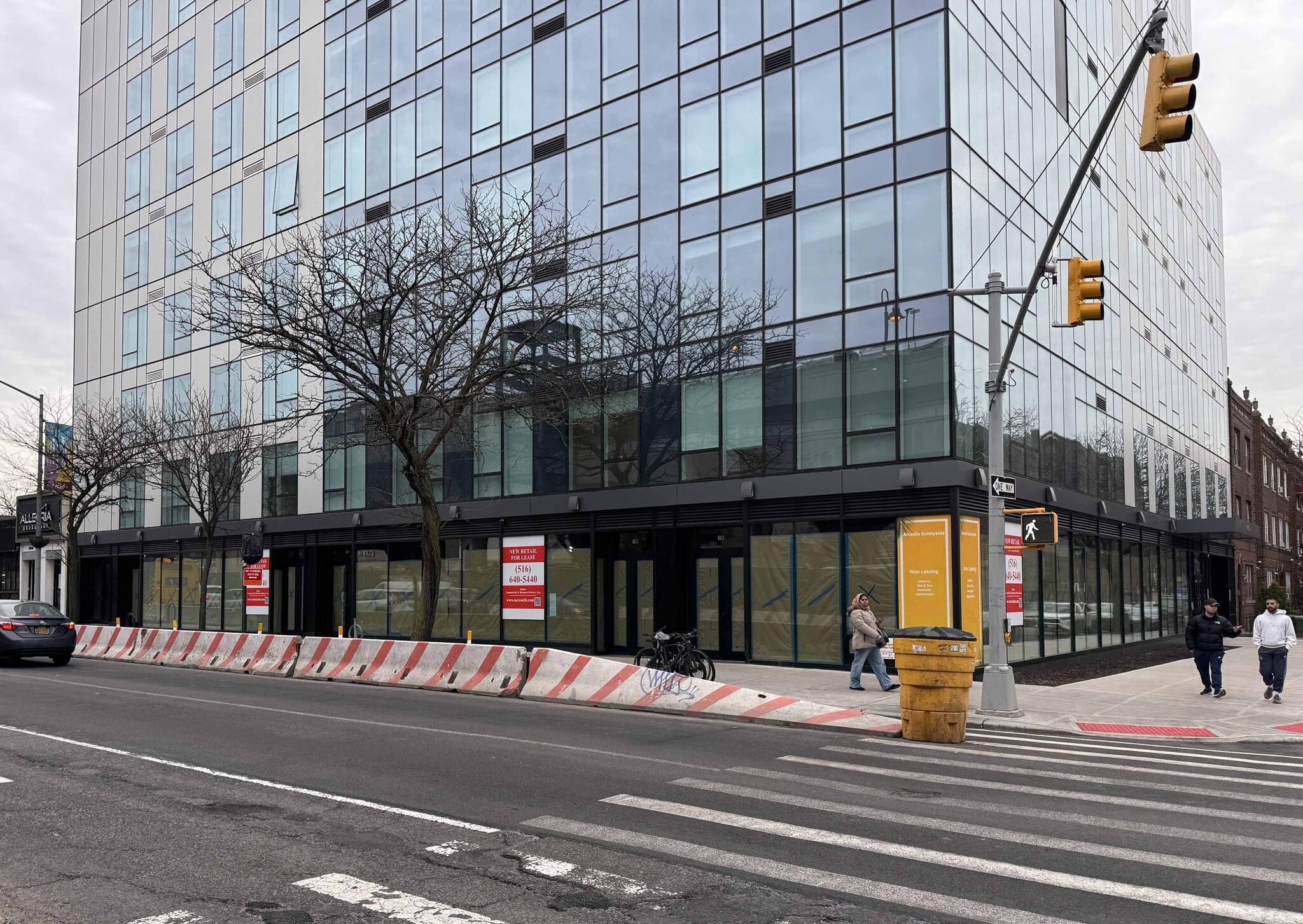 45-02 Queens Blvd, Sunnyside, NY à louer Photo principale– Image 1 sur 2
