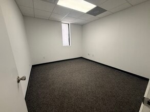 7506-7560 NW 70th St, Miami, FL à louer Photo intérieure– Image 2 sur 21