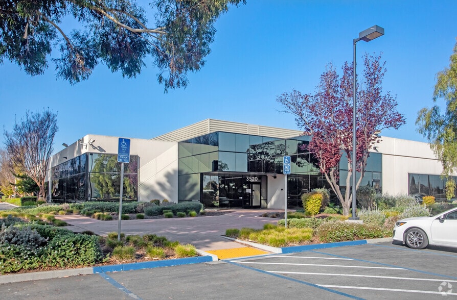 3520 Bassett St, Santa Clara, CA à louer - Photo principale – Image 1 sur 7