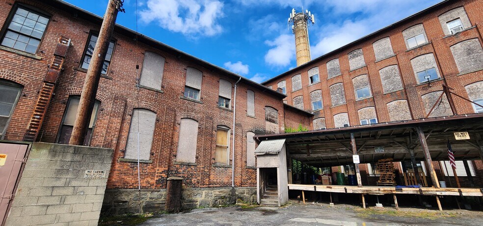 1669 Thomaston Ave, Waterbury, CT à louer - Photo de l’immeuble – Image 3 sur 14