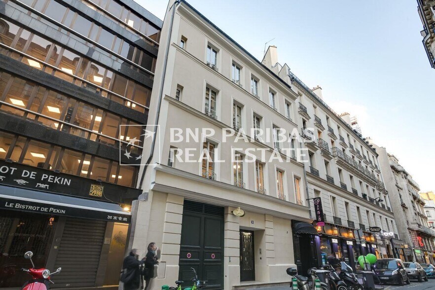 36 Rue De Ponthieu, Paris à louer - Photo de l’immeuble – Image 1 sur 17