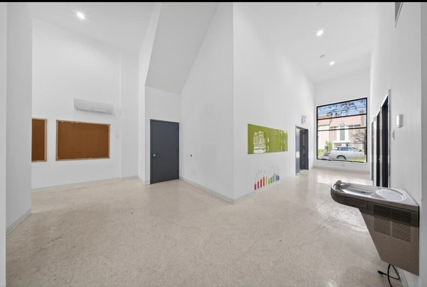 14218 32nd Ave, Flushing, NY à vendre - Photo principale – Image 1 sur 9