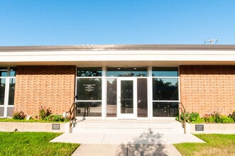 22005 Van Dyke Ave, Warren, MI à louer Photo de l’immeuble– Image 1 sur 17