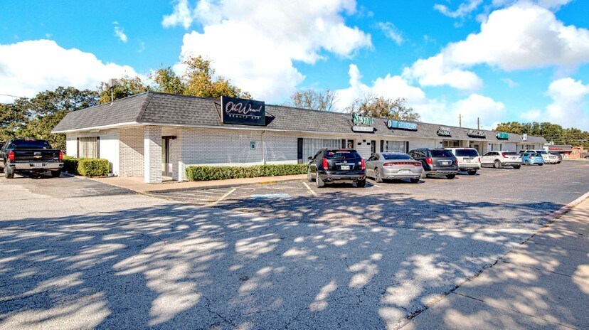 1012 N Davis Dr, Arlington, TX à vendre - Photo de l’immeuble – Image 3 sur 14