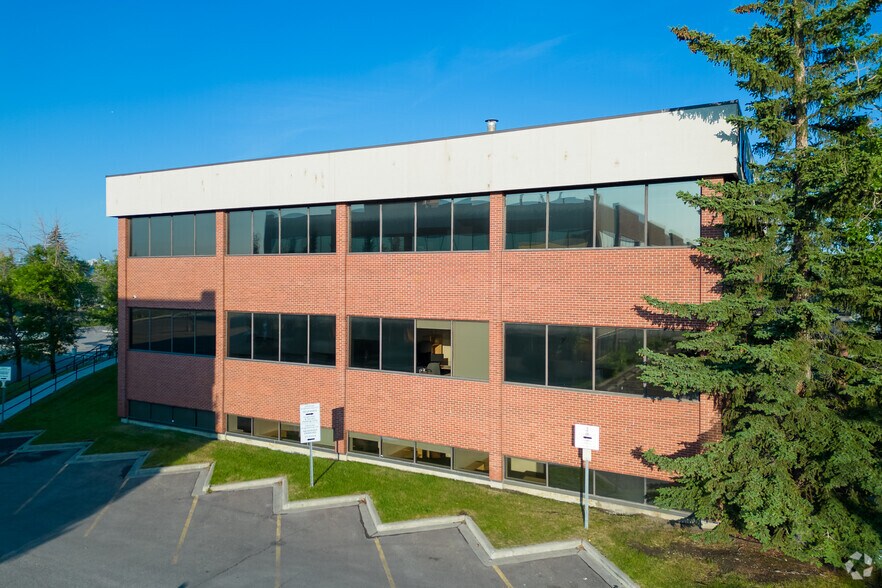 2711 39th Ave NE, Calgary, AB à louer - Photo de l’immeuble – Image 3 sur 6