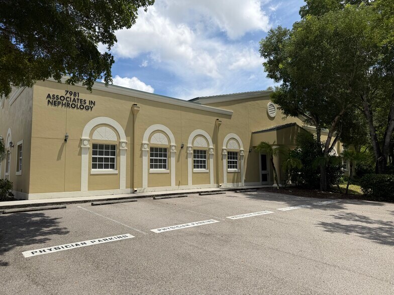 7981 Gladiolus Dr, Fort Myers, FL à vendre - Photo de l’immeuble – Image 3 sur 9