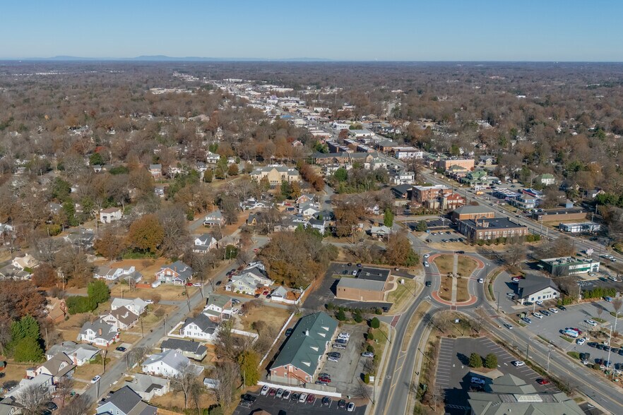 1011 Lindsay St, High Point, NC à vendre - Photo de l’immeuble – Image 3 sur 22