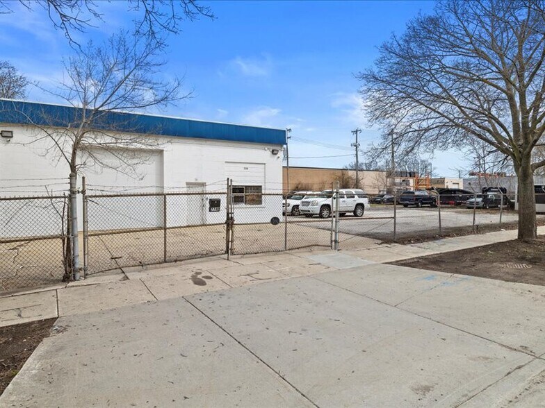 7740 W Florist Ave, Milwaukee, WI à vendre - Photo de l’immeuble – Image 2 sur 18