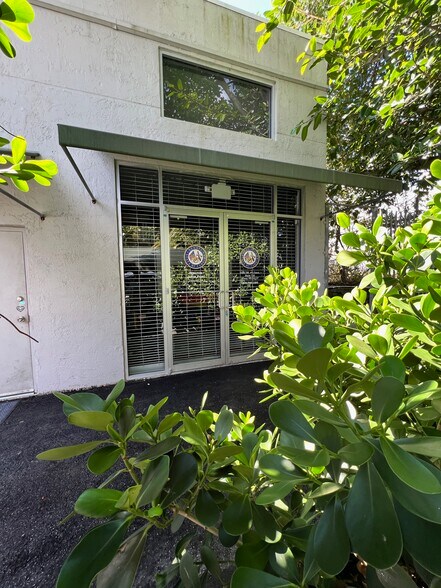 5582 NE 4th Ct, Miami, FL à vendre - Photo de l’immeuble – Image 2 sur 8