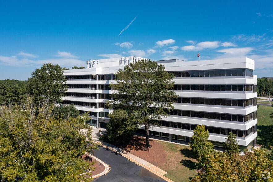 2000 Regency Pky, Cary, NC à louer - Photo principale – Image 1 sur 11