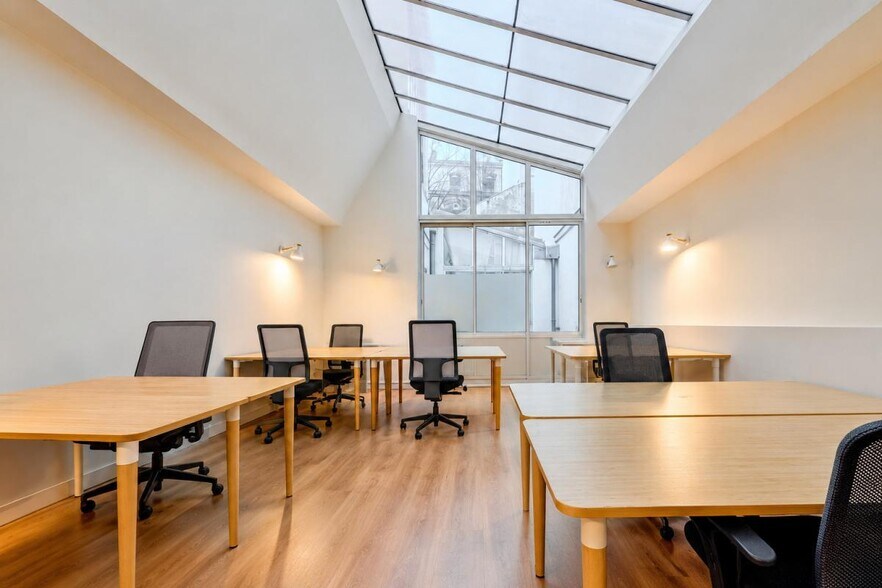 16 Rue Louise-Emilie De La Tour D'Auvergne, Paris à louer - Photo de l’immeuble – Image 2 sur 8