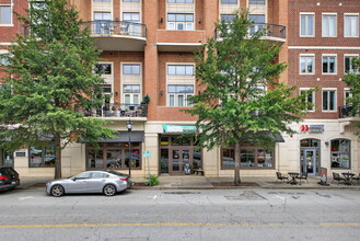 121-131 E McBee Ave, Greenville, SC à louer Photo de l’immeuble– Image 1 sur 8