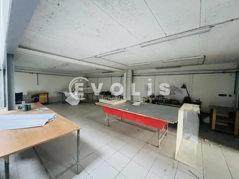 Local d'activités dans Saint-Thibault-des-Vignes à vendre - Photo de l’immeuble – Image 3 sur 9