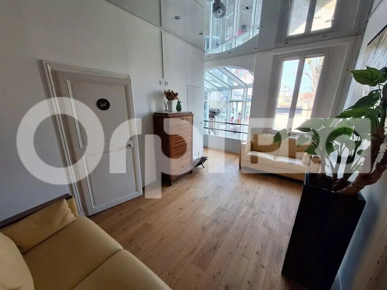 Bureau dans Compiègne à louer - Photo de l’immeuble – Image 2 sur 7