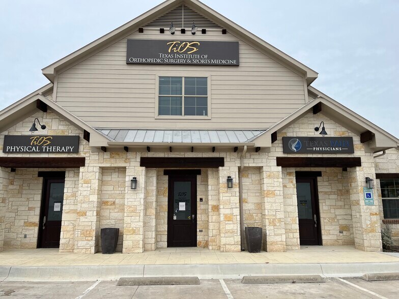 815 E Ira E Woods Ave, Grapevine, TX à louer - Photo de l’immeuble – Image 2 sur 4