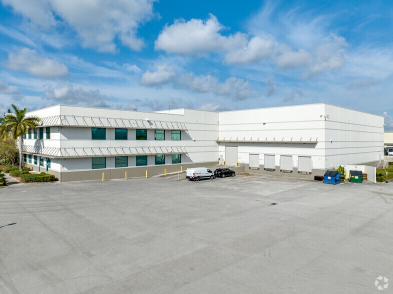 9315 NW 112th Ave, Miami, FL à vendre - Photo de l’immeuble – Image 3 sur 20