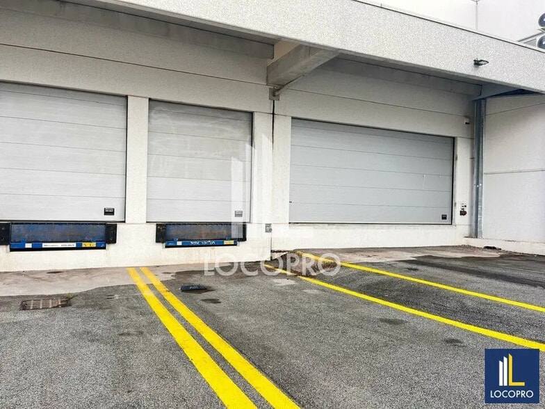 Local d’activités dans Puget-sur-Argens à louer - Photo de l’immeuble – Image 3 sur 6