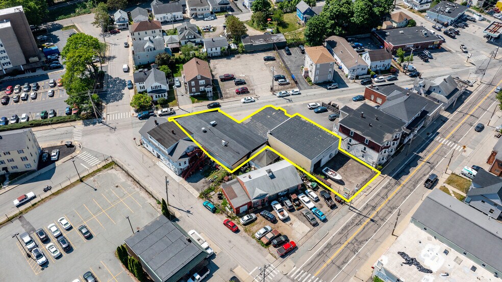 75 Roberts St, West Warwick, RI à vendre - Photo de l’immeuble – Image 3 sur 47