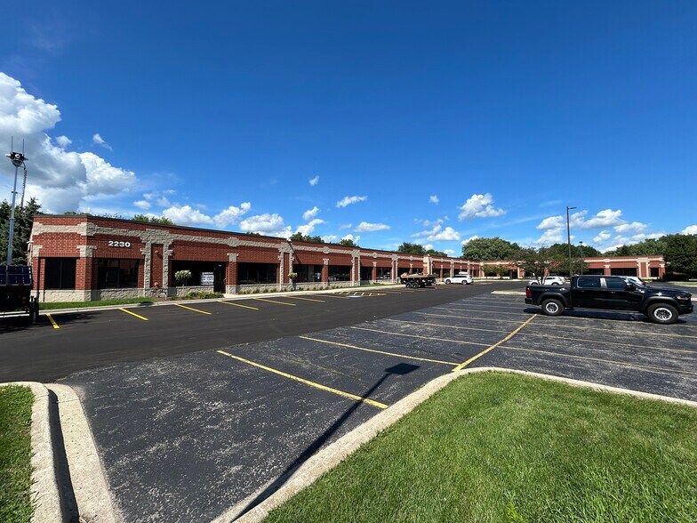 2230 Point Blvd, Elgin, IL à louer - Photo de l’immeuble – Image 2 sur 20