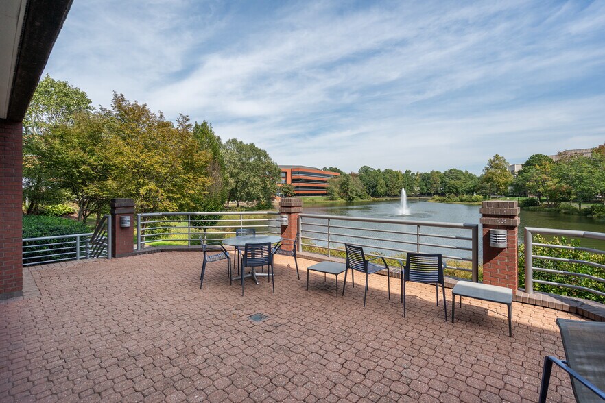 4401 Waterfront Dr, Glen Allen, VA à louer - Photo de l’immeuble – Image 3 sur 16