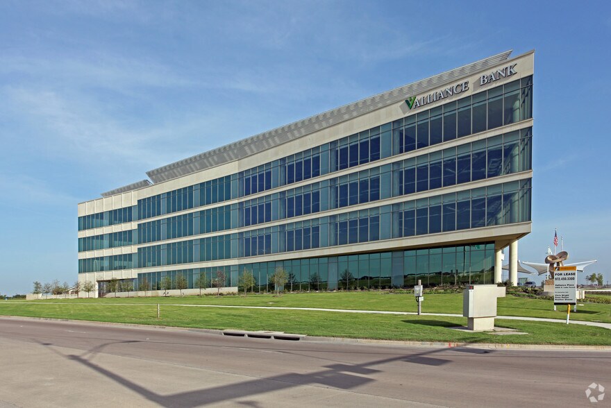 5900 S Lake Forest Dr, McKinney, TX à louer - Photo de l’immeuble – Image 3 sur 49