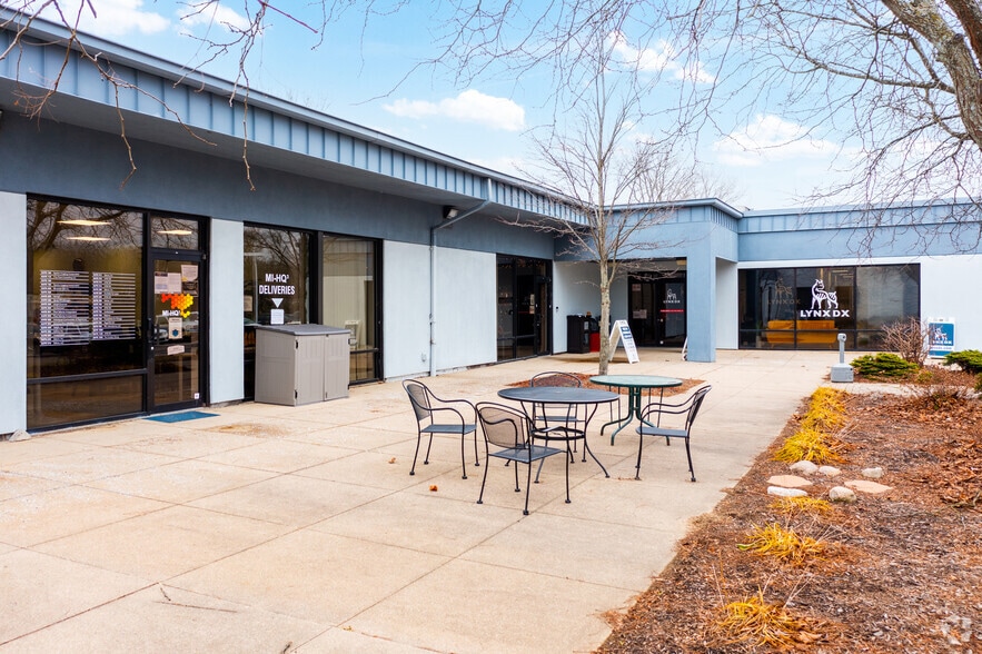 333 Jackson Plz, Ann Arbor, MI à louer - Photo de l’immeuble – Image 3 sur 8