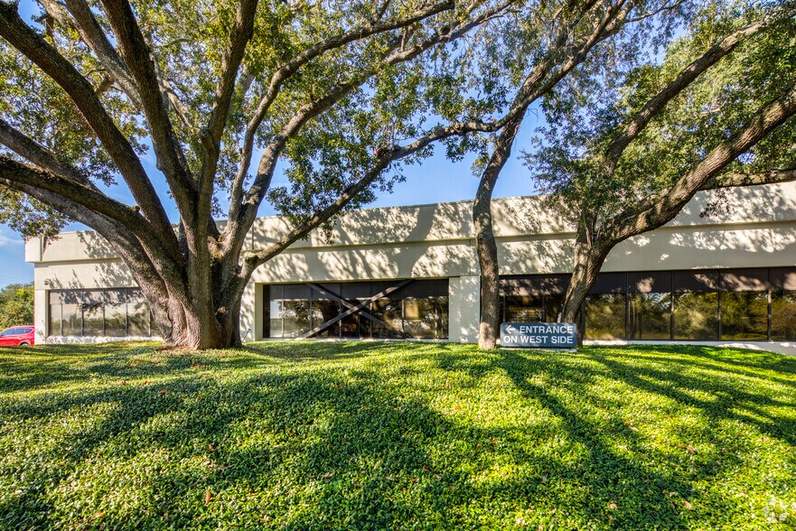 5710 Hoover Blvd, Tampa, FL à louer - Photo de l’immeuble – Image 3 sur 7