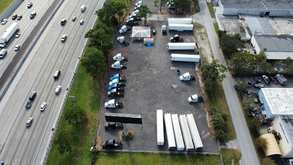 980 SW 13th St, Pompano Beach, FL à vendre - Photo de l’immeuble – Image 2 sur 10