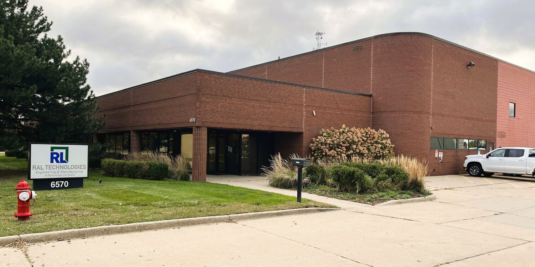 6570 19 Mile Rd, Sterling Heights, MI à louer Photo de l’immeuble– Image 1 sur 8
