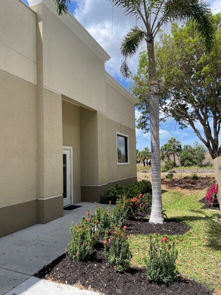 2600 Northbrooke Plaza Dr, Naples, FL à louer - Photo de l’immeuble – Image 2 sur 7