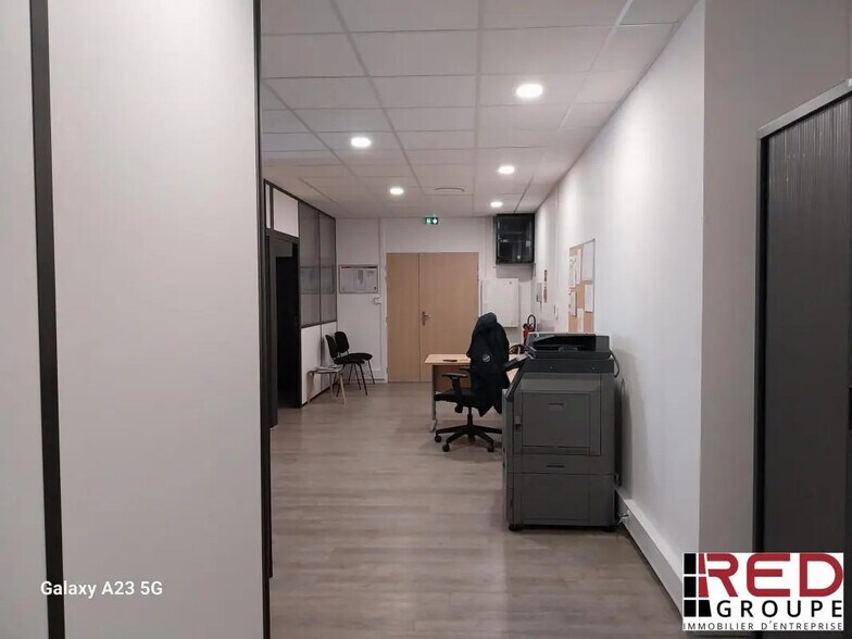 Bureau dans Pertuis à louer - Photo de l’immeuble – Image 3 sur 9