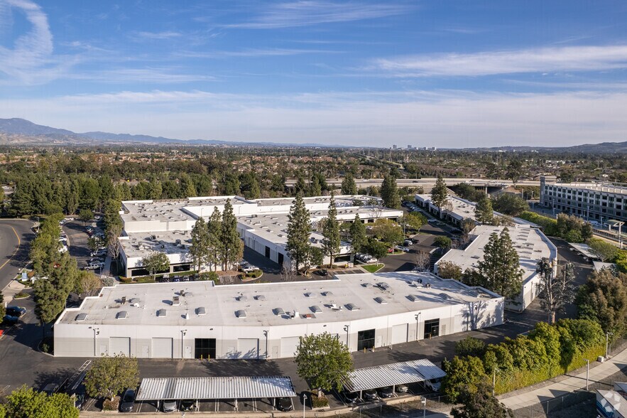 3002 Dow Ave, Tustin, CA à louer - Aérien – Image 2 sur 18