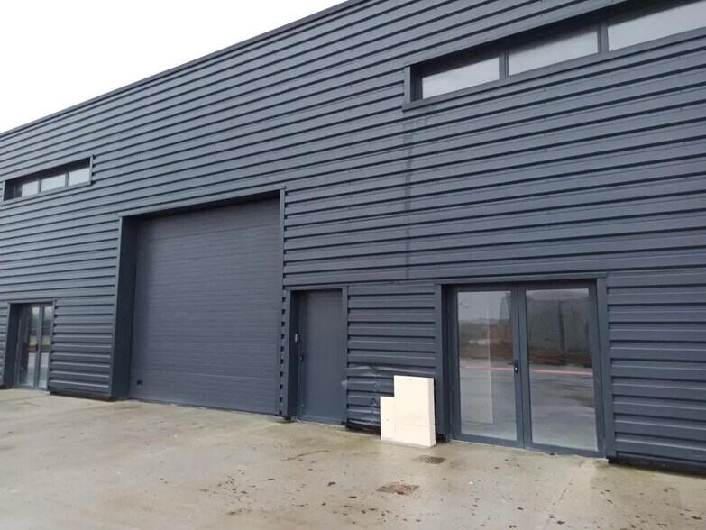 Local d’activités dans Magny-en-Vexin à louer - Photo de l’immeuble – Image 1 sur 9