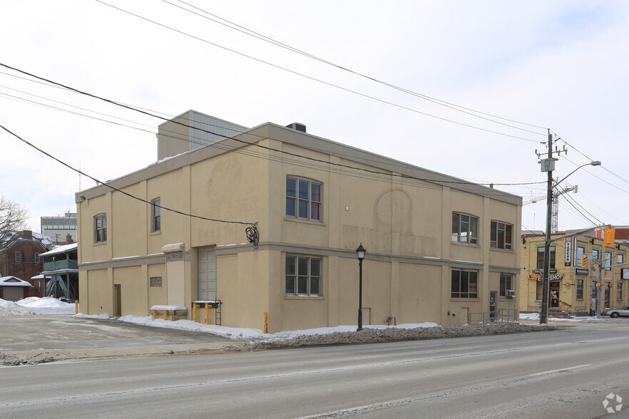 240 Duke St W, Kitchener, ON à louer - Photo de l’immeuble – Image 3 sur 5