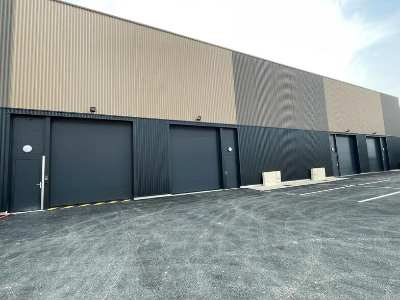 Local d'activités dans Flins-sur-Seine à vendre - Photo de l’immeuble – Image 1 sur 10