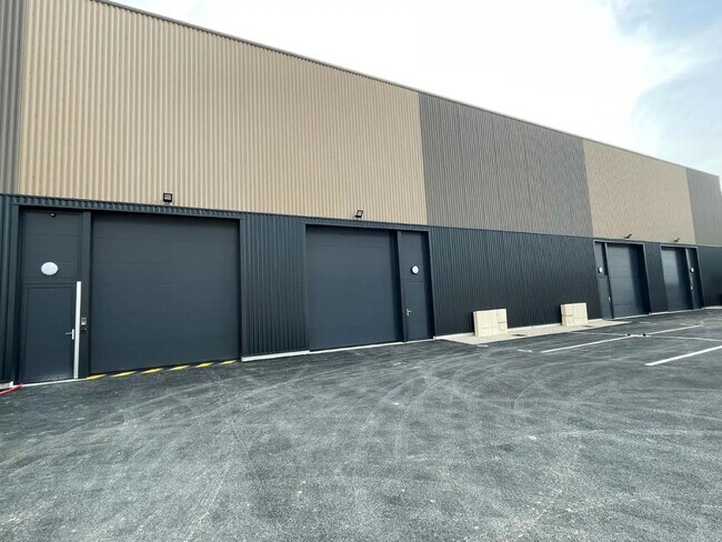 Plus de détails pour Local d’activités à vendre