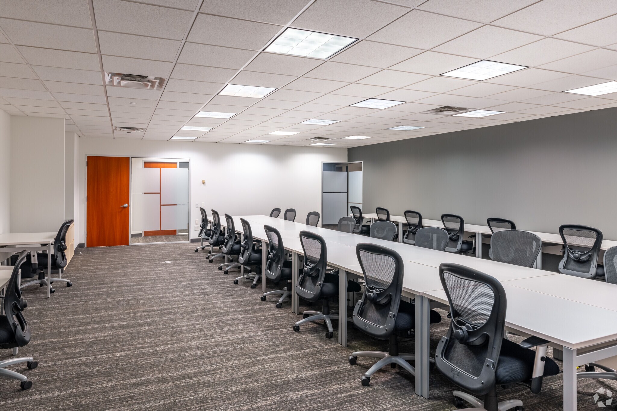 1325 Avenue of the Americas, New York, NY à louer Photo de l’immeuble– Image 1 sur 1