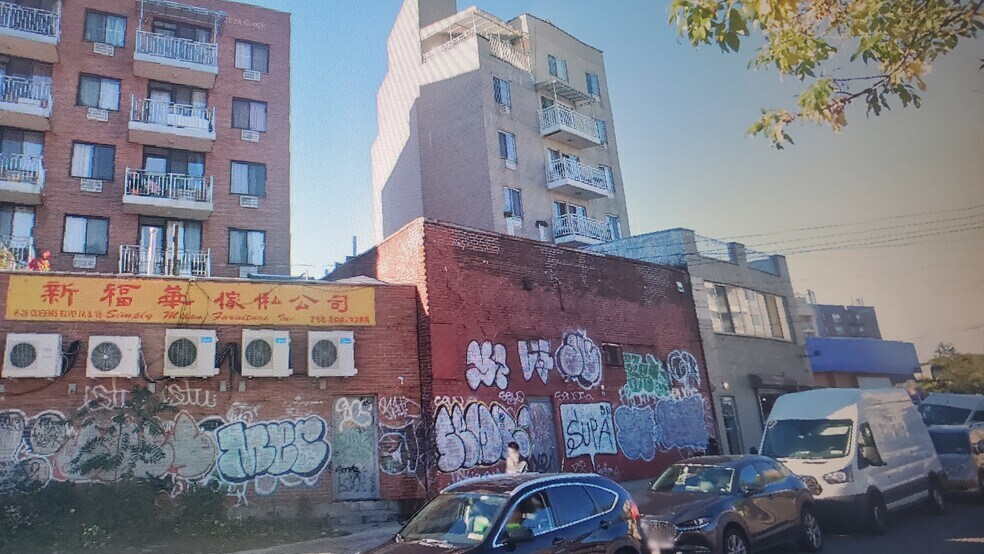 8219 Queens Blvd, Elmhurst, NY à vendre - Photo de l’immeuble – Image 2 sur 19