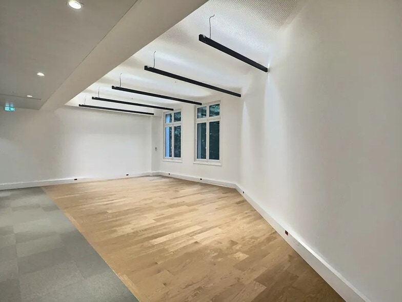 42 Rue De Bassano, Paris à louer - Photo de l’immeuble – Image 2 sur 13