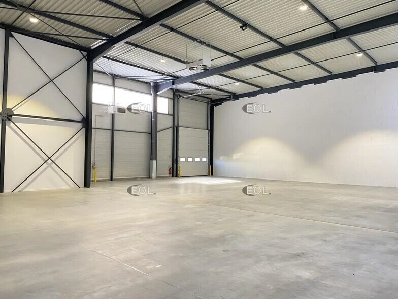 Local d’activités dans Saint-Priest à louer - Photo de l’immeuble – Image 3 sur 8