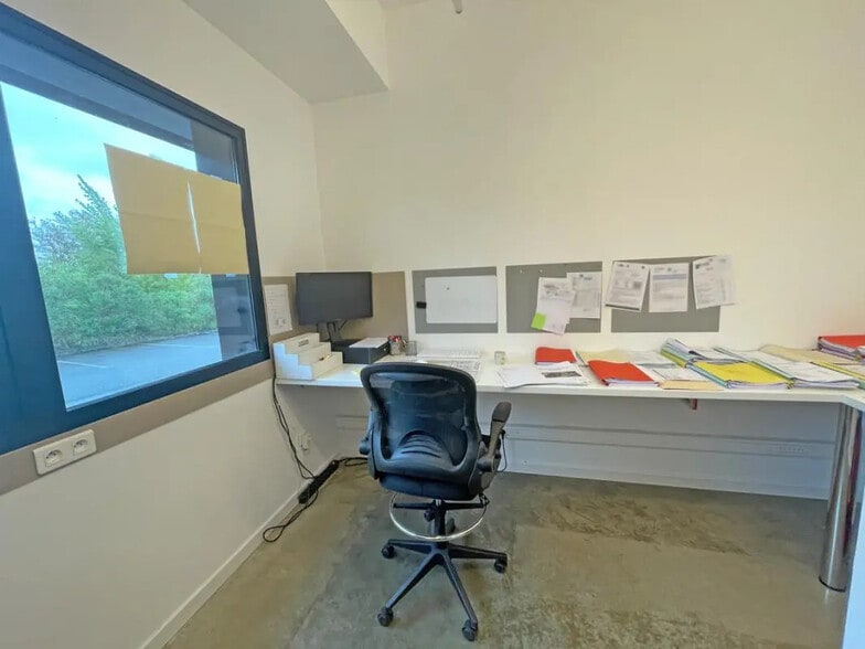 2 Rue Jean Monnet, Saint-Jean à louer - Photo de l’immeuble – Image 2 sur 5