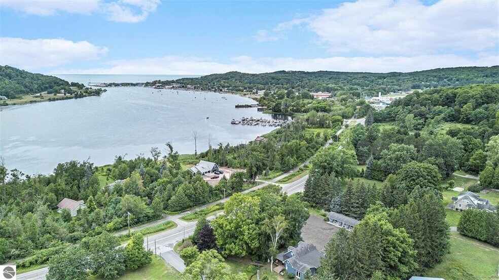 519 Lake St, Frankfort, MI à vendre - Photo de l’immeuble – Image 3 sur 49