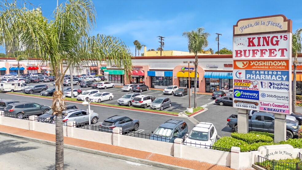 Plaza De La Fiesta / 40K SF Center portefeuille de 3 biens à vendre sur LoopNet.fr - Photo de l’immeuble – Image 2 sur 10