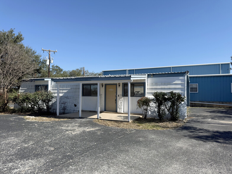 2340 W R Larson Rd, San Antonio, TX à louer - Photo de l’immeuble – Image 3 sur 20