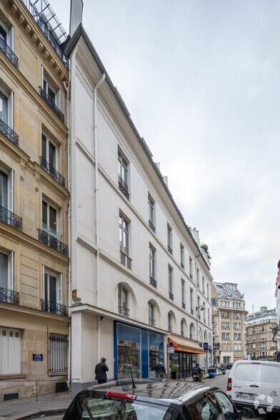43 Rue De Penthièvre, Paris à louer - Photo de l’immeuble – Image 2 sur 9
