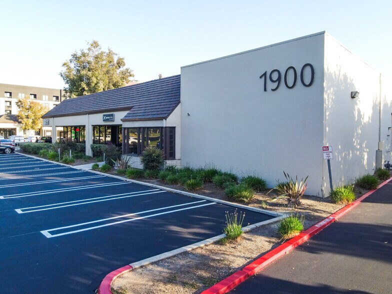 1900 E Warner Ave, Santa Ana, CA à vendre - Photo de l’immeuble – Image 2 sur 12