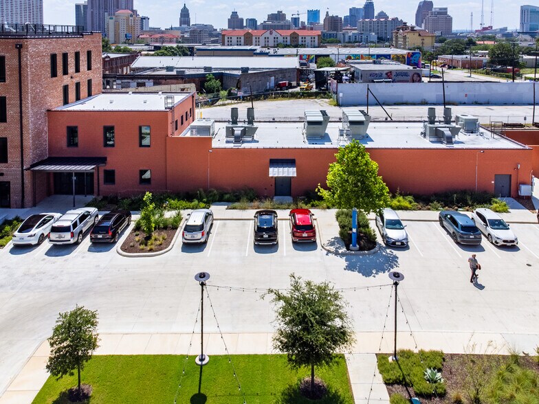 1305 E Houston St, San Antonio, TX à louer - Photo de l’immeuble – Image 2 sur 4