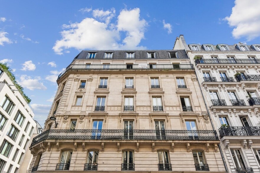 31 Rue De Châteaudun, Paris à louer - Photo de l’immeuble – Image 2 sur 14
