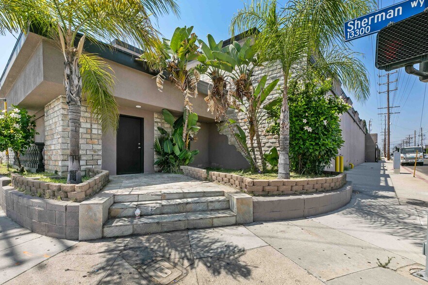13311 Sherman Way, North Hollywood, CA à vendre - Photo de l’immeuble – Image 2 sur 28